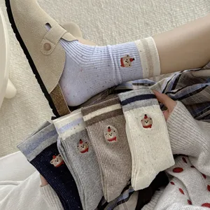 Damen Süße Cartoon Bär Stickerei Wadenlange Socken Herbst Winter Japanischer Stil Kontrastbündchen Baumwollmischung Socken