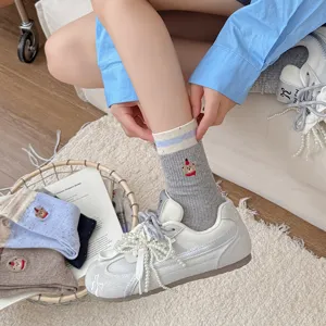 Süße bestickte Bären-Mittelsocken mit kontrastierenden Bündchen für den herbstlichen Winterlook.