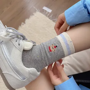 Süße bestickte Bär Damen Socken mit Kontrastmanschetten, japanischer Stil Strick Mittelsocken.