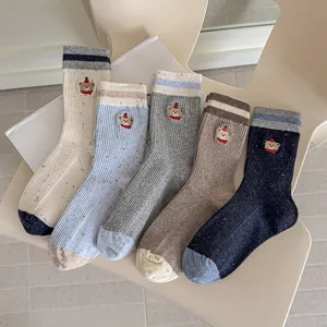 Süße Cartoon Bär bestickte Noppengarn Wadenstrümpfe Detail, gemütliche Damen Wintersocken.