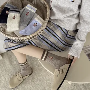Gemütliche Damen Mittelsocken mit niedlicher Bär Stickerei und Farbblock Bündchen für den Herbst.