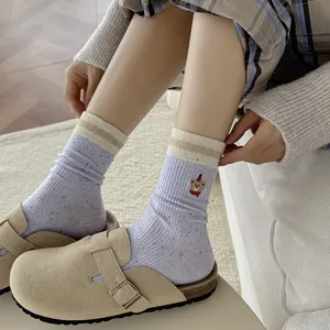 Gemütliche Winter Damen Socken mit Punkten, Farbblock Bündchen und süßem Bär Bestickung
