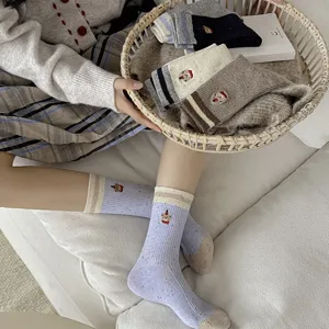 Detailansicht von Herbst Winter süßen Bären bestickten Noppengarn Damen Mittelsocken.