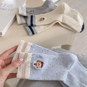 Süße bestickte Bär-Mittelsocken mit buntem Noppengarn und kontrastierenden Bündchen für Damen.