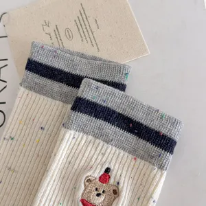 Detailansicht von Damen Wintersocken aus Noppengarn mit Bärchenstickerei und Streifenbund.