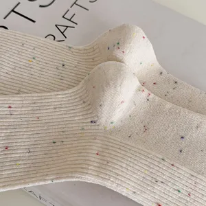 Strickdamensocken Detailansicht mit Noppengarn, weiche Rippstruktur und bunte Punkte.