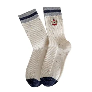 Süße gemusterte Damen Socken mit Bären Stickerei, japanischer Stil Farbkontrast.
