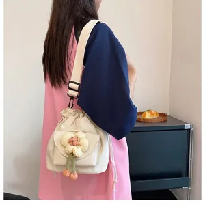 Detailaufnahme einer süßen cremefarbenen Canvas-Beuteltasche mit Blumenverzierung.