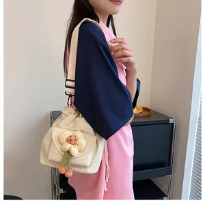 Detailansicht einer süßen japanischen Canvas-Umhängetasche mit 3D-Blumenanhänger-Deko