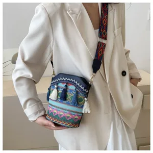Bohemian Ethno-Stil Eimertasche mit Quasten und gemustertem Riemen, von Model getragen