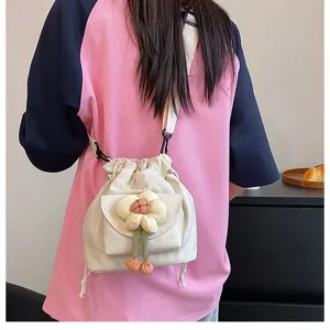 Süße japanische Canvas-Beuteltasche mit Blumenakzent in Lifestyle-Ansicht gezeigt