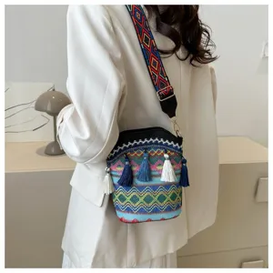 Detailansicht einer Boho-Beuteltasche mit bunten Webmustern und dekorativen Quasten