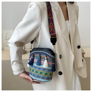 Detail einer bunten ethnischen Eimertasche mit wunderschönen Mustern und Fransen