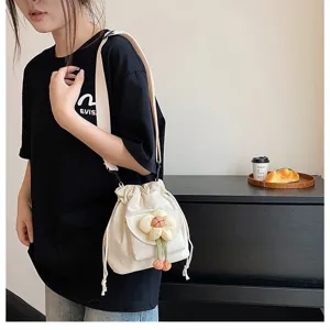 Nahaufnahme einer japanischen Canvas-Umhängetasche mit einer süßen Plüschblume