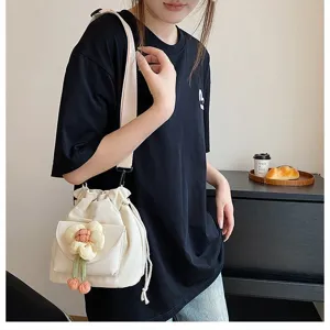 Detail einer cremefarbenen Segeltuchtasche mit 3D-Blumendekor an der Schulter