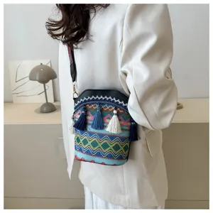 Ethno-Stil gewebte Beuteltasche mit bunten Quasten und Stickereien