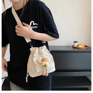 Japanische Umhängetasche aus Segeltuch mit süßer Plüschblume und Kirsch-Details