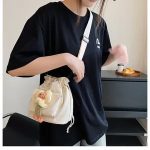 Süße japanische Canvas-Umhängetasche in Creme mit Plüschblume und Kirschanhängern