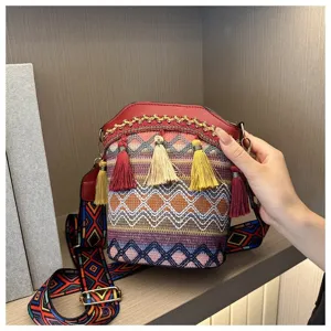 Detailansicht der Ethno-Beuteltasche mit bunten Quasten und besticktem Schultergurt