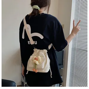 Detailansicht einer japanischen cremefarbenen Canvas-Umhängetasche mit Blume