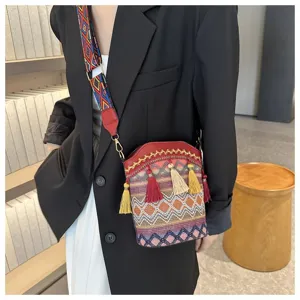 Detailansicht der ethnischen Bucket Bag für Damen mit bunten Quasten und Musterriemen