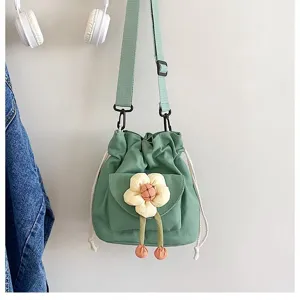 Nahaufnahme einer süßen grünen japanischen Canvas-Umhängetasche mit 3D-Blumen-Deko.