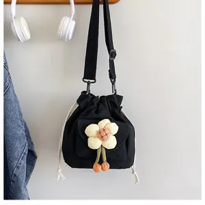 Süße japanische schwarze Canvas-Umhängetasche mit 3D-Cremeblumen-Verzierung detail
