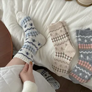 Calcetines de lana gruesa de invierno para mujer con patrón de abeto vintage estilo nórdico.
