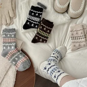 Detalle de calcetines de lana de punto Fair Isle, calcetines de invierno cálidos estilo bosque.