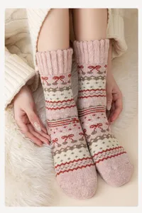 Detaillierte Makroansicht der weichen Textur und des Fair-Isle-Musters warmer Wollsocken