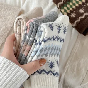 Calcetines de lana de invierno gruesos y acogedores con clásico patrón nórdico.
