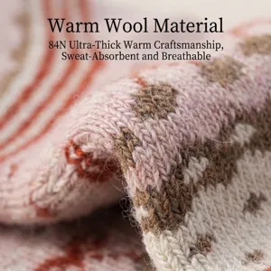 Nahaufnahme von dicken Fair-Isle-Wollsocken mit weicher und warmer Strickstruktur