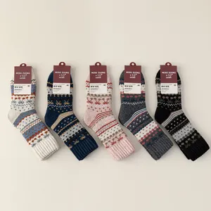 Fünf Paar dicke Wollsocken mit Vintage Fair Isle Muster für den Winter in Farben.