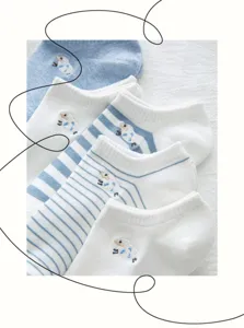 Detailopname van blauw-wit gestreepte lage sokken met schattig schapenborduurwerk.