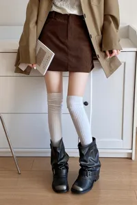 Damen hohe Stacksocken mit Vintage Stiefeln, trendige Herbst Winter Strick Overknee Socken.