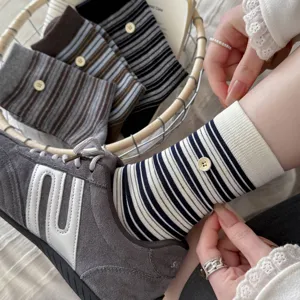 Dames gestreepte halverwege kuit sokken met schattige knoop, casual Koreaanse mode dagelijkse kleding.