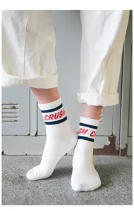 Witte katoenen sokken tot de kuit voor dames, stijlvol streetwear design met strepen.