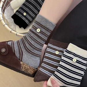 Koreaanse stijl gestreepte dames sokken met schattige knop decoratie voor lente en zomer