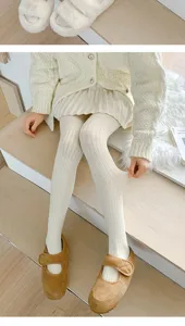 Close-up van crème geribbelde leggings met hoge elasticiteit voor een gezellige herfstoutfit