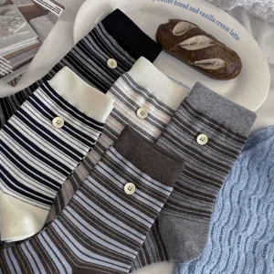 Koreaanse gestreifte middelhoge sokken voor dames met knoopdecoratie, zacht katoen comfort.