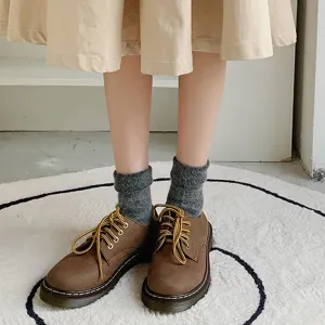 Chaussettes en laine doublées de polaire et chaussures plates rétro pour femmes.