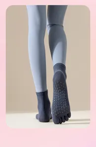 Gros plan détaillé de chaussettes de yoga à cinq orteils antidérapantes avec picots en silicone.