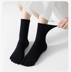 Schwarze Zehensocken Detail zeigt dehnbare Rippbündchen und weiches Fünf-Zehen-Design.