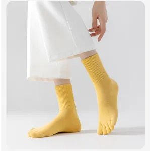Nahaufnahme Detail einfarbiger gelber Fünf-Zehen-Socken, weiches Material mit Zehentrennung-Design.