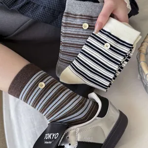 Dames stijlvolle gestreepte kuitSokken met knoopdecoratie, perfect voor de lente en warme zomer.