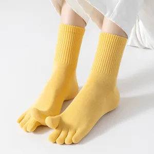 Bequeme einfarbige gelbe Zehensocken für Damen, atmungsaktive Baumwolle für den Alltag.