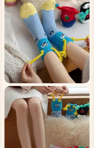 Primer plano de calcetines de monstruo de lana de coral con texturas suaves y caras lindas