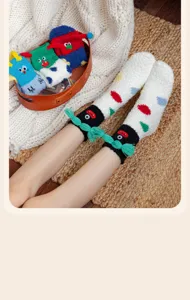 Detalle de la textura gruesa y suave y el diseño de monstruo de los calcetines blancos de invierno