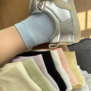 Gros plan de chaussettes en coton colorées pour femmes et une chaussette bleu clair