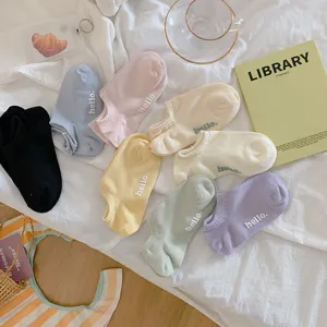 Diverse pastelkleurige dameskatoenen onzichtbare sokken met hello-borduursel detail